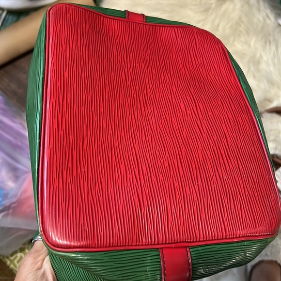 💯% LOUIS VUITTON
Epi Petit Bi-Color Noe Borneo Castillan Red - Picture 6 of 8